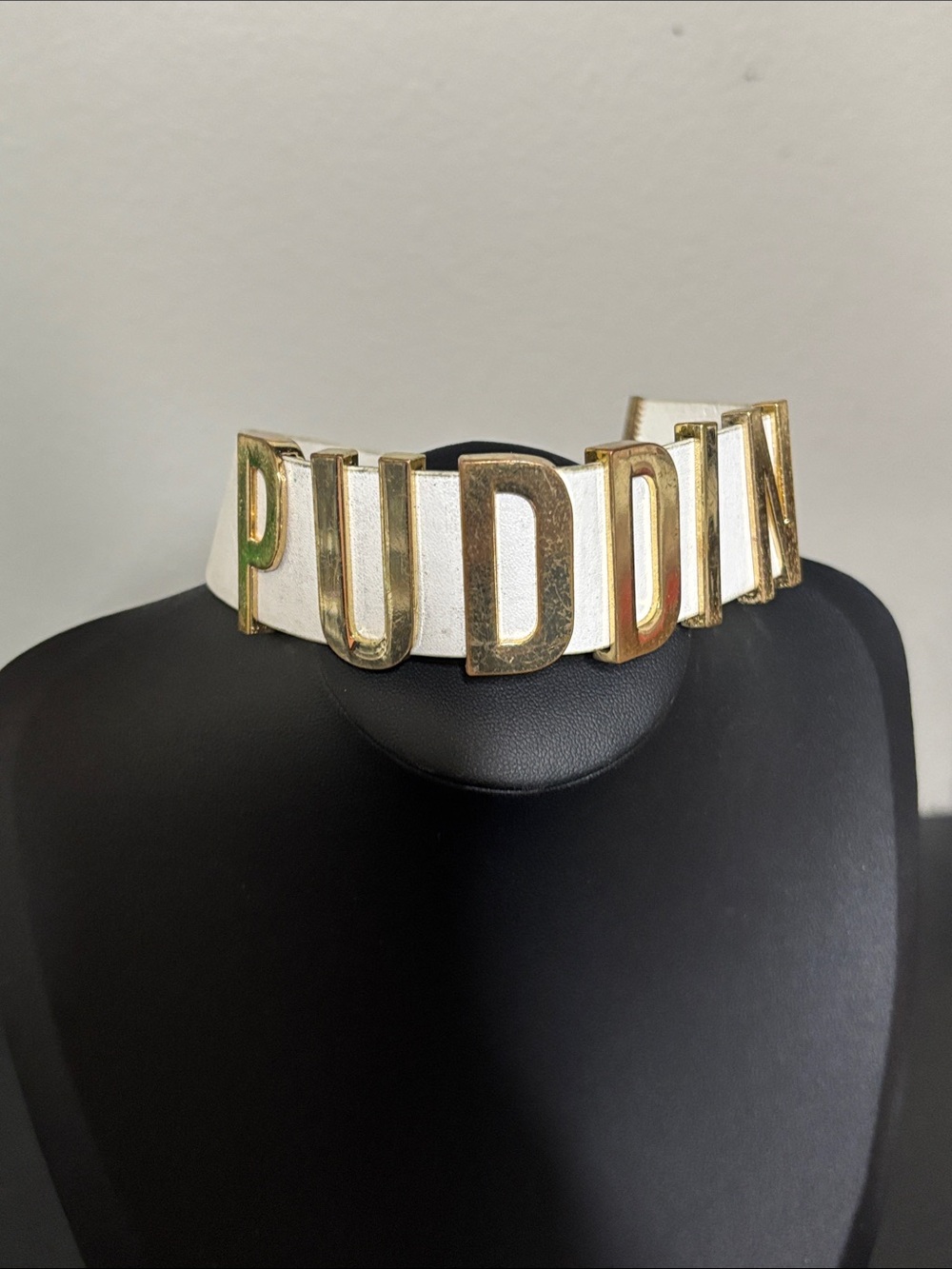 Suicide Squad Harley Quinn DC Comics Gold Letter 'PUDDIN' White Choker Necklace